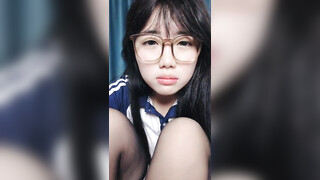 【少萝小甜】新人学生妹！高颜值反差婊，脱到一丝不挂，身材诱人，粉嫩鲍鱼水汪汪！ (2)