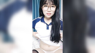 【少萝小甜】新人学生妹！高颜值反差婊，脱到一丝不挂，身材诱人，粉嫩鲍鱼水汪汪！ (2)