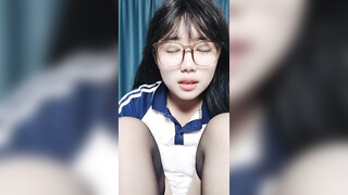 【少萝小甜】新人学生妹！高颜值反差婊，脱到一丝不挂，身材诱人，粉嫩鲍鱼水汪汪！ (2)