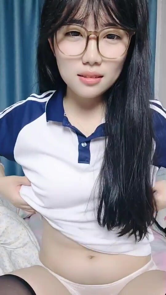 【少萝小甜】新人学生妹！高颜值反差婊，脱到一丝不挂，身材诱人，粉嫩鲍鱼水汪汪！ (2)