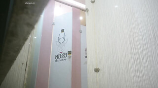 十一月最新流出厕拍大神潜入商场女厕偷拍顾客尿尿球鞋美眉对着镜头侧露逼逼