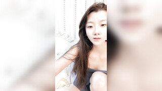 比较有气质的小姐姐，黑丝诱惑全程露脸大耳环性欲旺盛，跟狼友互动撩骚大秀直播，揉奶玩逼道具抽插高潮不止