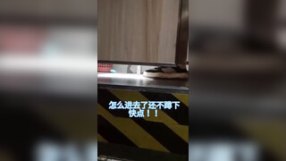 厕拍达人横扫大学城周边商铺女厕，超多学生妹方便被偸拍，还同步露脸，有极品逼
