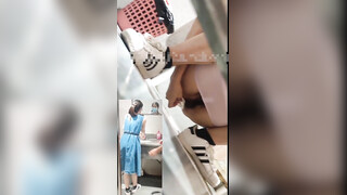厕拍达人横扫大学城周边商铺女厕，超多学生妹方便被偸拍，还同步露脸，有极品逼