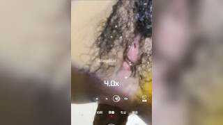 【网红厕拍】直播基地补光厕拍美女主播尿尿 小姐姐阴毛不少，但是别看外面黑，里面很粉
