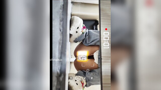 【网红厕拍】直播基地补光厕拍美女主播尿尿 小姐姐阴毛不少，但是别看外面黑，里面很粉