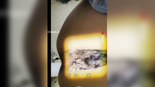 【网红厕拍】直播基地补光厕拍美女主播尿尿 小姐姐阴毛不少，但是别看外面黑，里面很粉