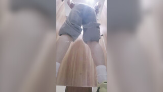 十一月新流出私房大神极品收藏商场女厕全景后拍系列苗条斯文眼镜学妹拉的粑粑还挺粗的 (13)
