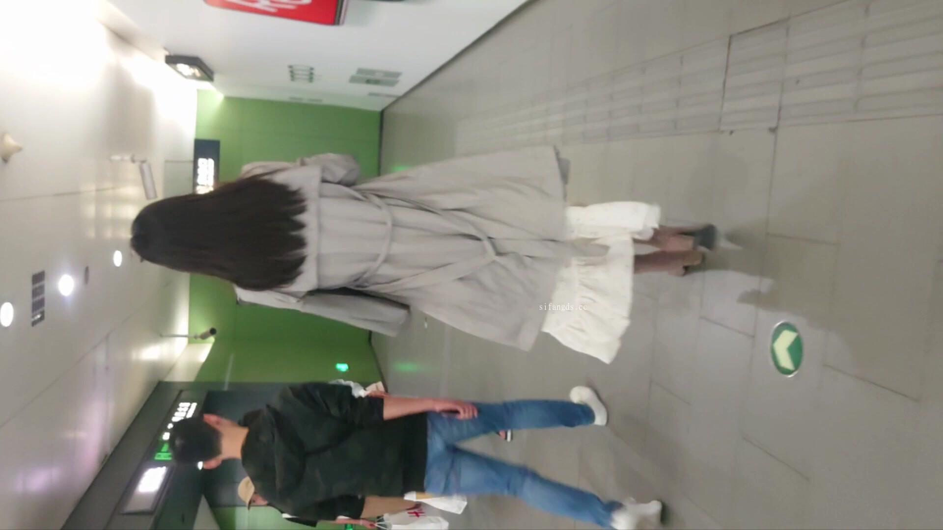 地铁站一路跟踪抄底多位美女少妇一起探寻她们的裙底风光 (3)