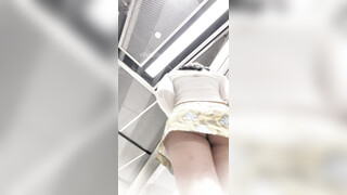 商场偶遇粉色连衣裙高跟凉鞋小姐姐，穿着性感 抄底裙底一次性粉色内内 屁股好看