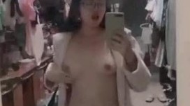 百度云泄密流出视图浙江美术学院气质美女大学生吴X晶学生宿舍拿震棒自嗨对着镜子自拍极品好身材