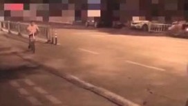 唯美MV风格露出达人萍萍系列第4部 开档丝袜无下装夜行大马路