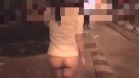 唯美MV风格露出达人萍萍系列第4部 开档丝袜无下装夜行大马路