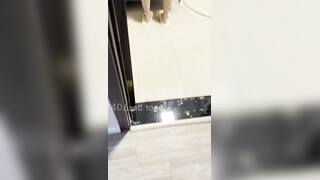 外面全是亲戚，我把姐姐按在厕所干屁眼，实在太紧致了