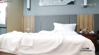 湖南夫妻第一次换妻，为了打消尴尬，老婆拉着老婆先来一次舌吻舔穴，缓解尴尬~1