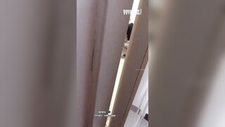 中年夫妻淫荡的思想，竟然有乱伦情结,求了半天，媳妇终于岔开了，就这样把腿岔开对着自己儿子，太淫荡了！ (1)
