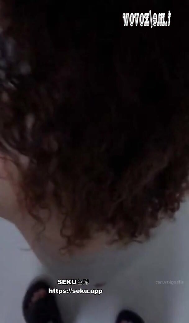 中年夫妻淫荡的思想，竟然有乱伦情结,求了半天，媳妇终于岔开了，就这样把腿岔开对着自己儿子，太淫荡了！ (1)