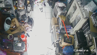 《居家摄像头破解》做电脑配件生意的老板和身材火爆的媳妇在办公桌上就开炮