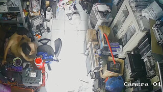 《居家摄像头破解》做电脑配件生意的老板和身材火爆的媳妇在办公桌上就开炮