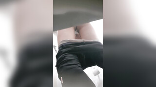 【魔手外购】气质美女众多，厕拍大神躲藏女厕，隔板缝中连续偸拍多位小姐姐方便 (1)