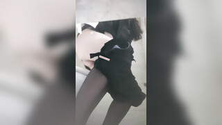 【魔手外购】气质美女众多，厕拍大神躲藏女厕，隔板缝中连续偸拍多位小姐姐方便 (1)