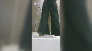 十二月流出河南某高校附近酒吧女厕偷拍叼烟美女的性感透明内裤的皮筋脱落了