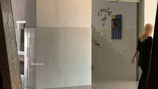 国内厕拍大神潜入某高校停车场女厕偷拍几个学妹尿尿妹子逼上吊着一条白带