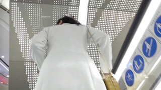 购物中心一路跟踪抄底不穿内裤的美少妇干净的美鲍鱼真想把手伸进去摸一摸