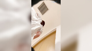 地铁站一路跟踪抄底不穿内裤的短裙美女多毛的小黑鲍尽情的展示