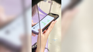 地铁站一路跟踪抄底不穿内裤的短裙美女多毛的小黑鲍尽情的展示