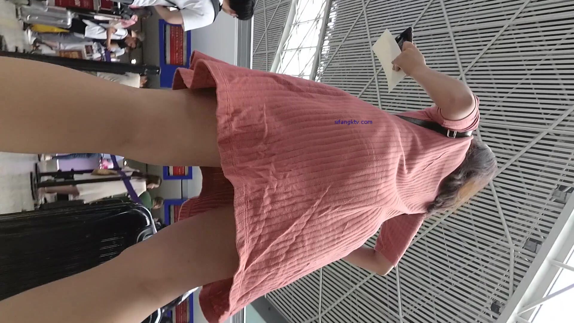 机场一路跟踪抄底多位极品少妇一起探寻她们的裙底风光 (13)
