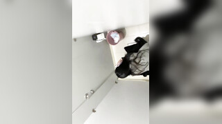 抄底穿小皮鞋的大三妹子，逼逼还算嫩，开发的也不多，小阴唇还挺长的