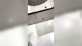 抄底穿小皮鞋的大三妹子，逼逼还算嫩，开发的也不多，小阴唇还挺长的