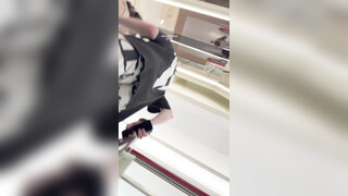 【KFC】两位靓女吃小吃，长相甜美 可爱内内。男友全程守护 该拍的都拍到了 (2)