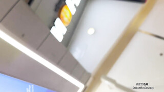 空城原创逛街的可爱小姐姐薄丝透明白内包裹肥臀短裙靓女和男友逛街忧郁的眼神却穿了丁字裤~1