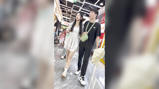【KFC】极品牛仔裙少妇抓娃娃，弯腰时骚窄内露出一片阴唇风韵犹存骚气外露。清晰度极高2