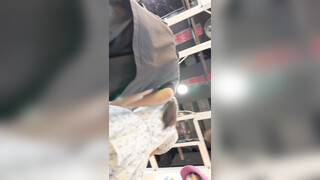 【KFC】极品牛仔裙少妇抓娃娃，弯腰时骚窄内露出一片阴唇风韵犹存骚气外露。清晰度极高2