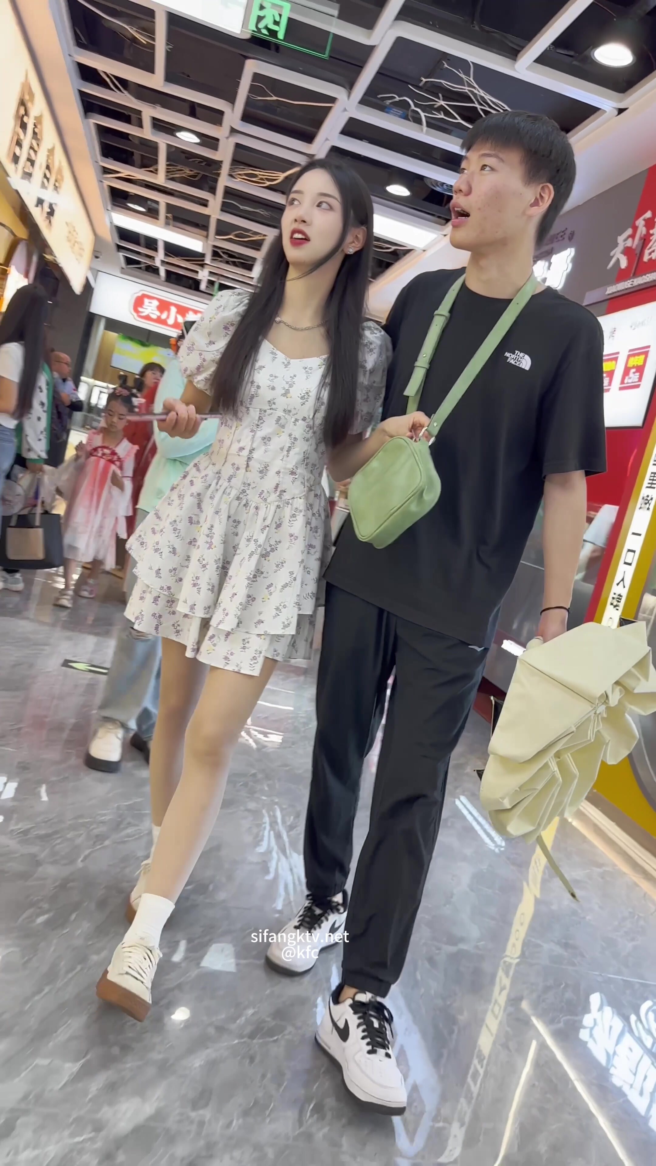【KFC】极品牛仔裙少妇抓娃娃，弯腰时骚窄内露出一片阴唇风韵犹存骚气外露。清晰度极高2