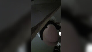 二月新流出屌丝高校女厕闯拍女同学 上厕所附一些生活照跟在教室的照片贵在真实 (1)