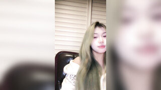【椰椰呐】极品校花 好嫩好漂亮啊~潮流骚舞！大奶又大又嫩 骚逼很粉很紧致 道具自慰 爽 (2)