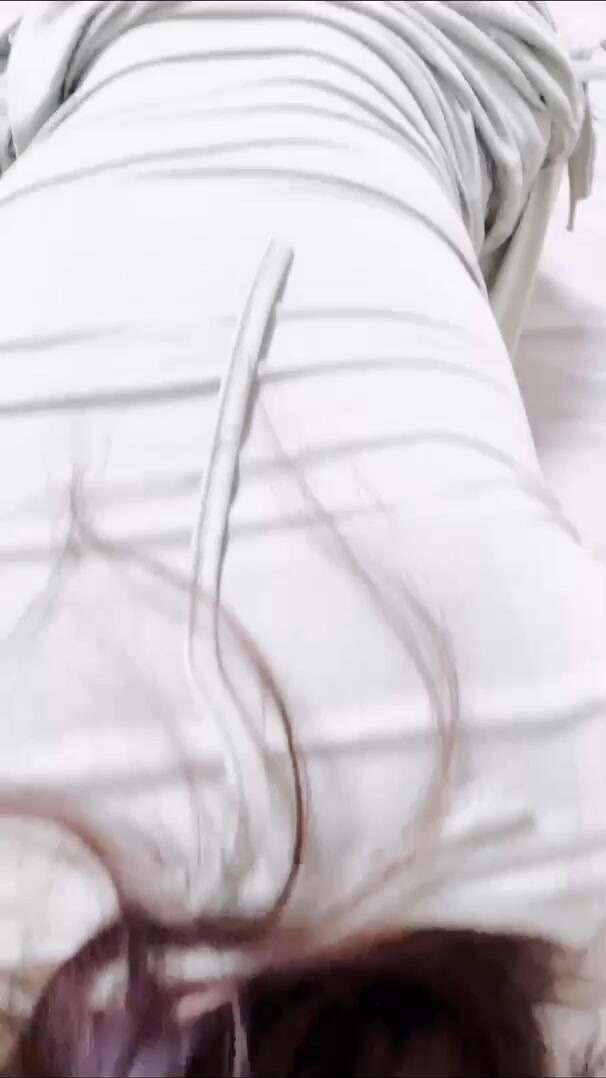正在和楼下的美少妇偷情她儿子突然闯了进来吓得全射到她的B里去了