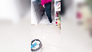 剧情演绎：两个小骚妇直播勾男，对白清晰搞笑，强脱男人裤子，勾引成功后被艹得哇哇大叫！