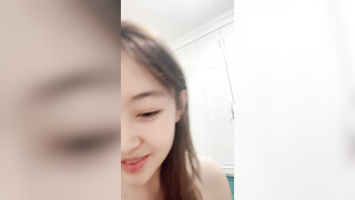 真实露脸大学生！土豪重金定制，19岁艺校高颜值美女线上接活儿，居家宿舍各种裸舞勾引，身材好又骚又是无毛 (1)
