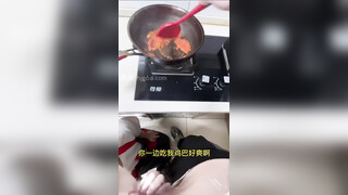 和楼下的美少妇在厨房偷情一边炒菜一边在灶台子上操