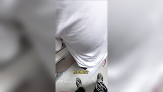 和楼下的美少妇在厨房偷情一边炒菜一边在灶台子上操