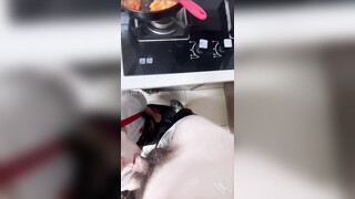 和楼下的美少妇在厨房偷情一边炒菜一边在灶台子上操