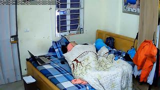 家庭网络摄像头被黑TP年轻夫妻日常性生活性欲旺盛肥臀骚妻很主动总想要孩子还在旁边她也骑乘1080P原版