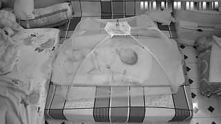 黑客破解家庭网络摄像头偷拍生完孩子不久哺乳期的少妇被老公用手撩拨大腿内侧舔逼刺激她做爱