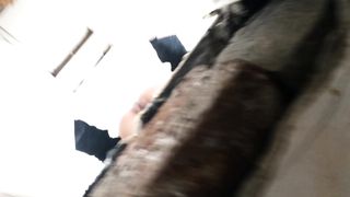 国内厕拍大神潜入路边沟厕偷拍几位漂亮的美女嘘嘘有个妹子被这么拍脸居然没发现