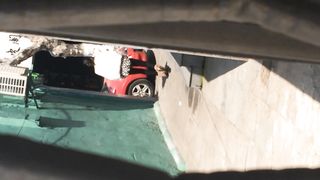 国内厕拍大神潜入路边沟厕偷拍几位漂亮的美女嘘嘘有个妹子被这么拍脸居然没发现